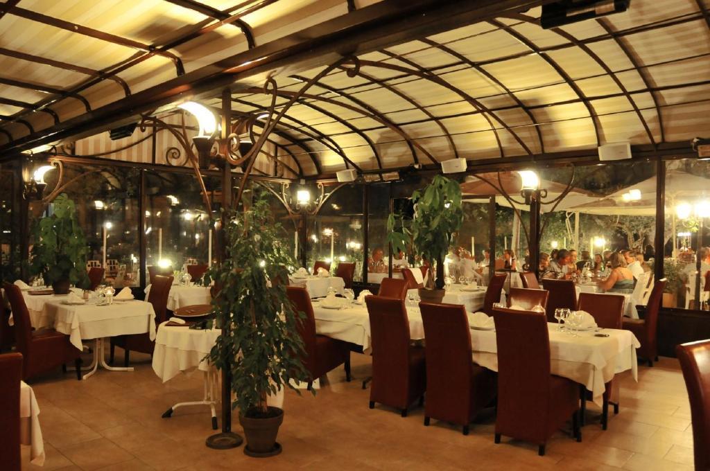 Les Pins restaurant et chambre d'hôtes Sillans-la Cascade Exterior foto