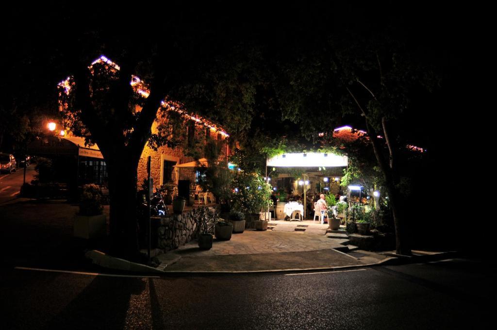 Les Pins restaurant et chambre d'hôtes Sillans-la Cascade Exterior foto