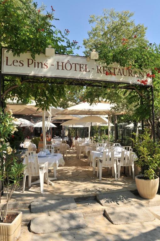 Les Pins restaurant et chambre d'hôtes Sillans-la Cascade Exterior foto