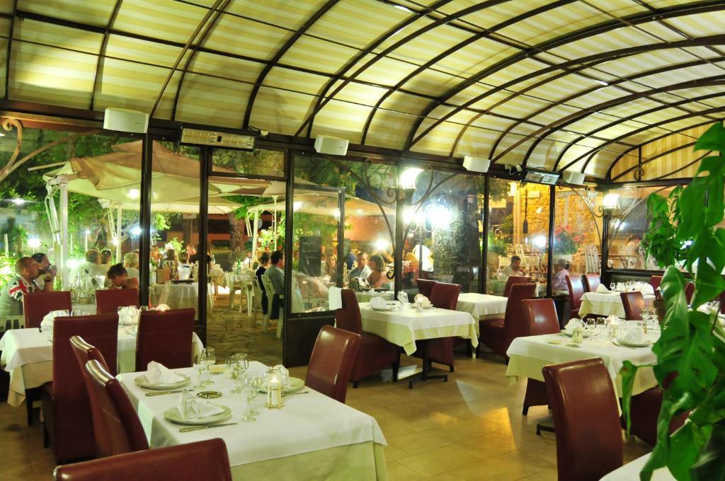 Les Pins restaurant et chambre d'hôtes Sillans-la Cascade Exterior foto