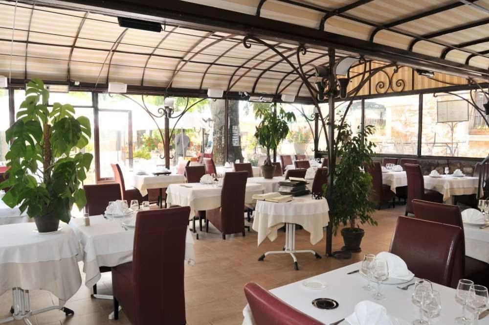 Les Pins restaurant et chambre d'hôtes Sillans-la Cascade Exterior foto