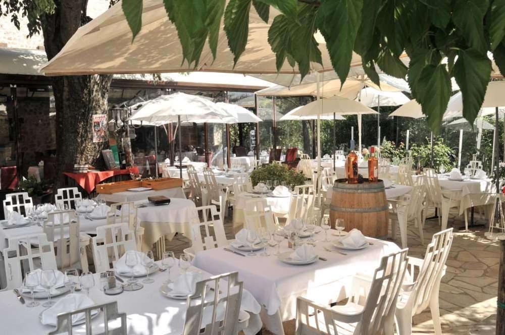 Les Pins restaurant et chambre d'hôtes Sillans-la Cascade Exterior foto